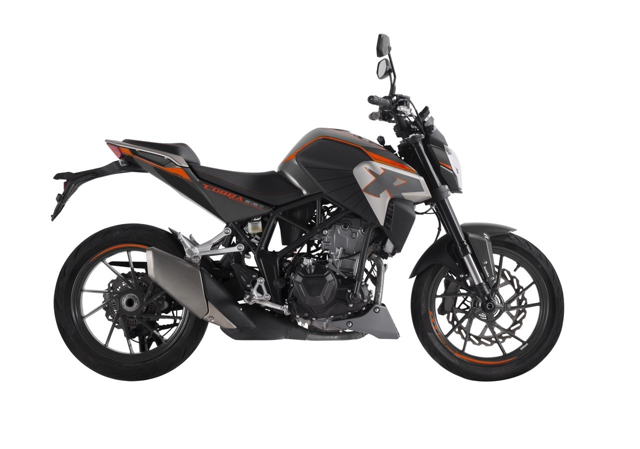 <div class='descrGalleryTitle'>KOVE 321 R</div><div class='descrGalleryText'><p>La <b>321 R</b> è una naked sportiveggiante bicilindrica da 322 cc <b>guidabile con patente A2</b>. Il telaio ha struttura a traliccio in acciaio ed è abbinato a forcellone monobraccio. La forcella è una rovesciata da 41 mm non regolabile.&nbsp;</p>
<p>L’impianto frenante conta su un disco singolo da 320 mm con pinza a quattro pistoncini; le <b>ruote sono da 17”</b> e il peso dichiarato è di appena 149 kg.</p>
</div>